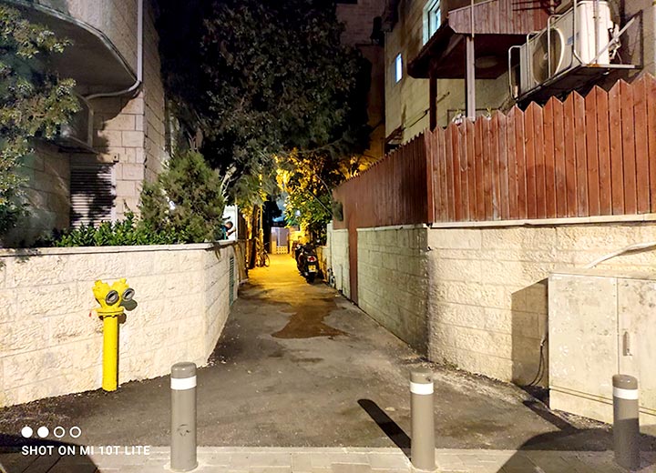 רחוב שערי צדק בירושלים, מול הכניסה לרחוב מזור
