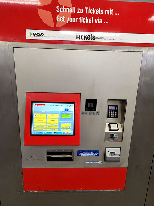 תחבורה ציבורית באוסטריה - מכונת כרטיסים בתחנת רכבת